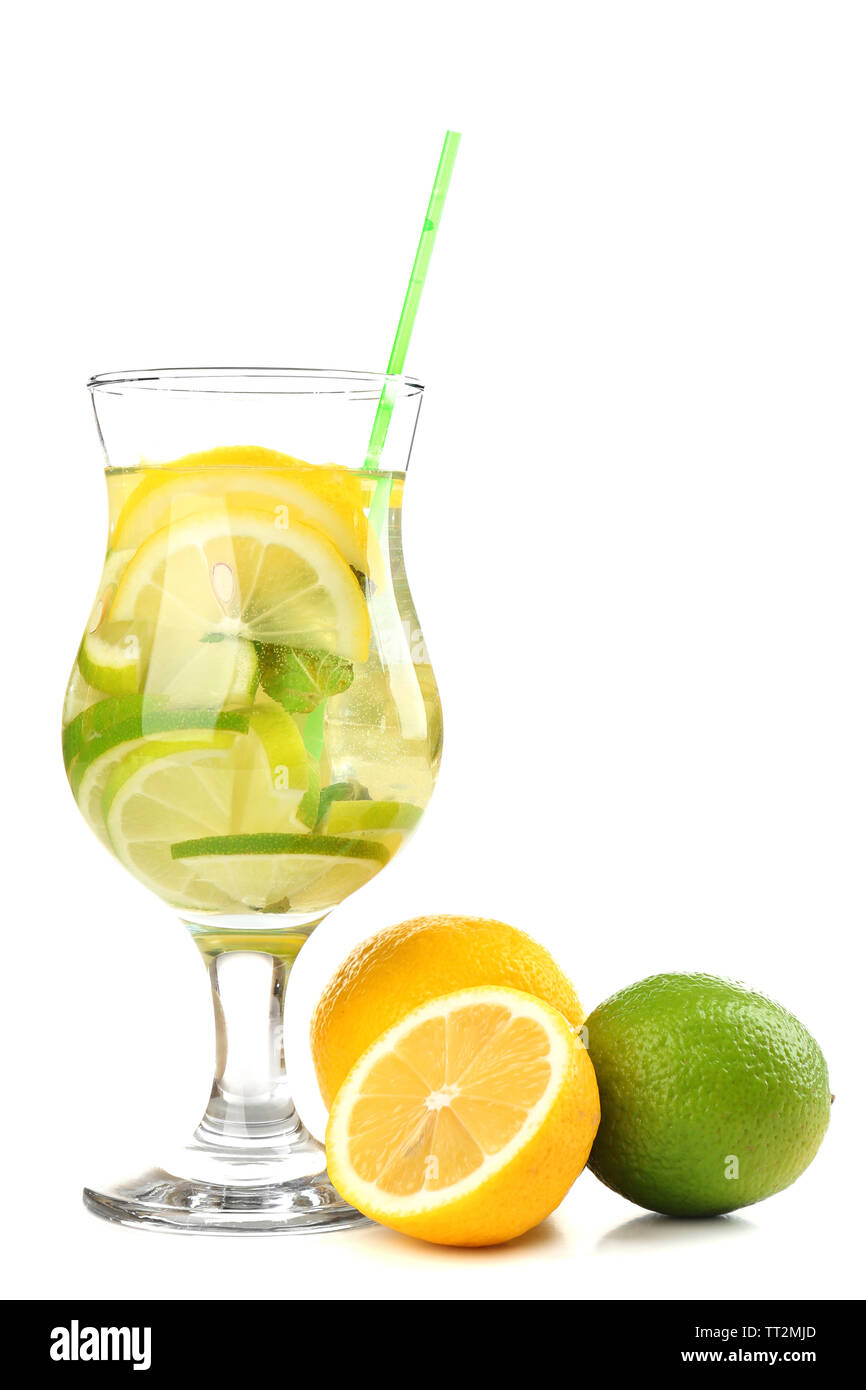 Un cocktail rinfrescante isolato su bianco Foto Stock