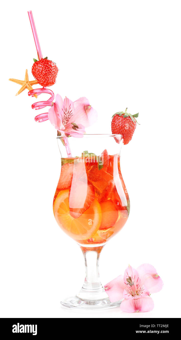 Rinfrescanti cocktail di fragole isolato su bianco Foto Stock