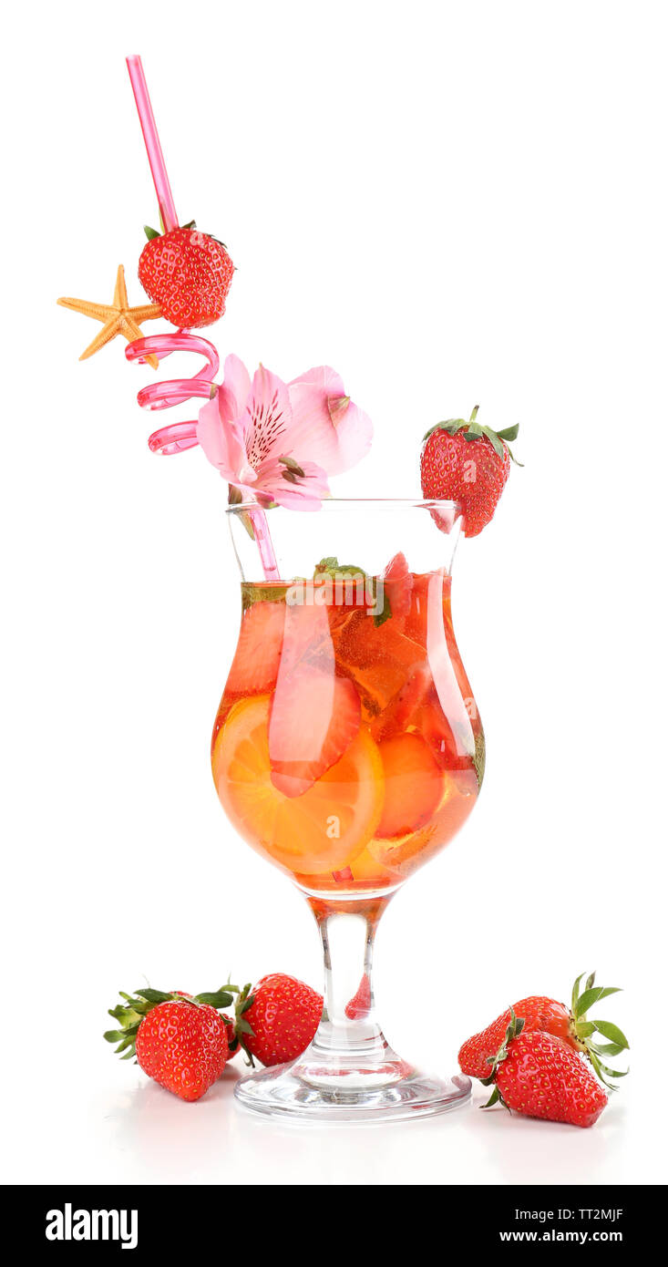 Rinfrescanti cocktail di fragole isolato su bianco Foto Stock