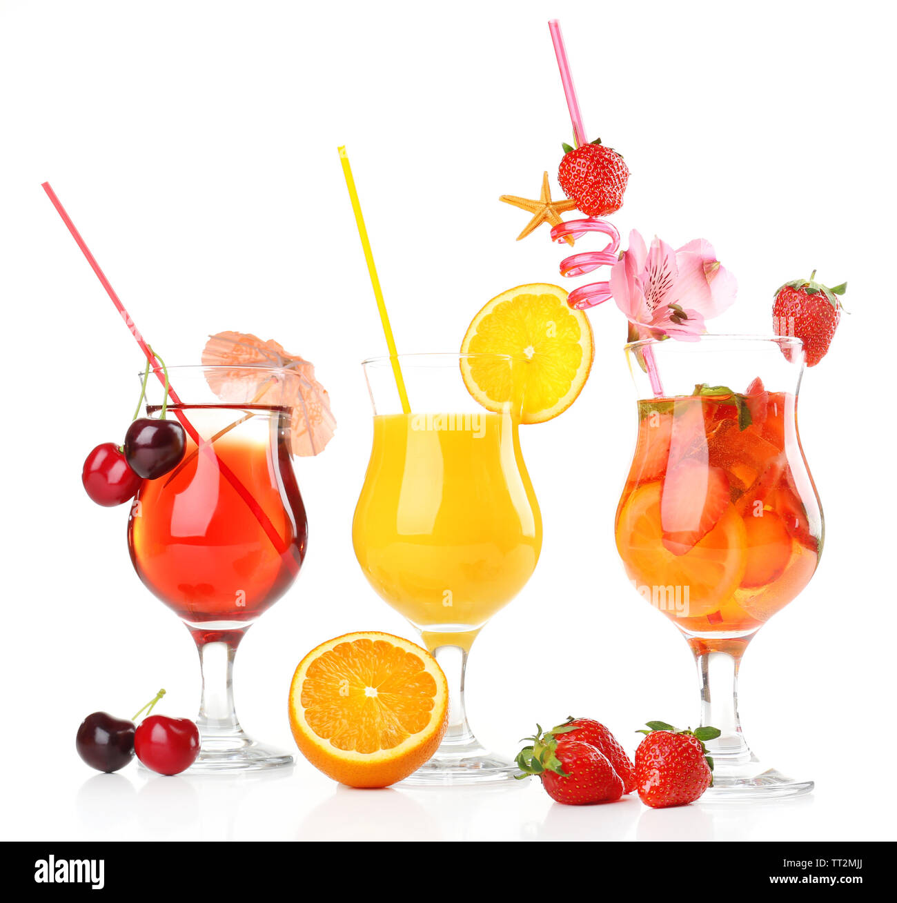 Rinfrescanti cocktail alla frutta isolato su bianco Foto Stock
