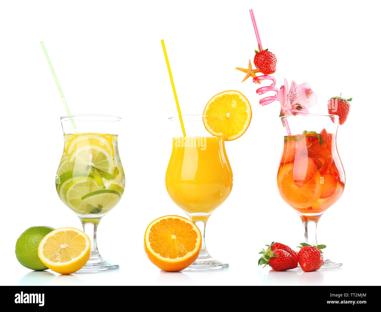 Rinfrescanti cocktail alla frutta isolato su bianco Foto Stock
