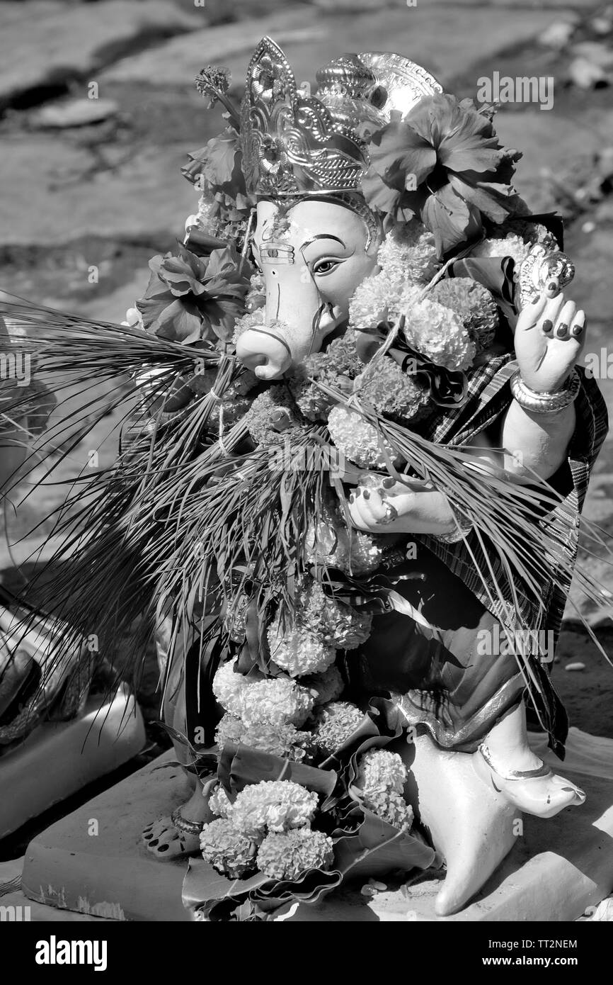 Immersione del Signore Ganesha (Ganapati Visarjan) presso la banca di fiume, Wai, Maharashtra, India Foto Stock