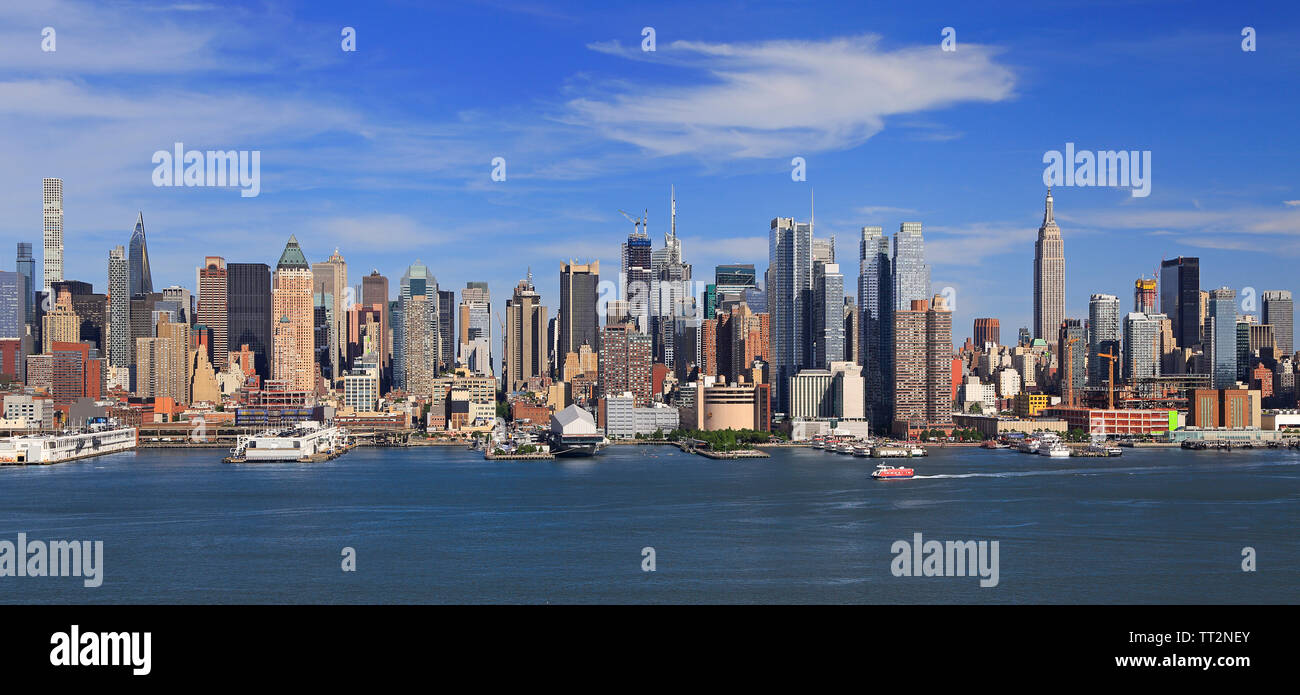 New York skyline della città vista aerea con il fiume Hudson in primo piano, STATI UNITI D'AMERICA Foto Stock