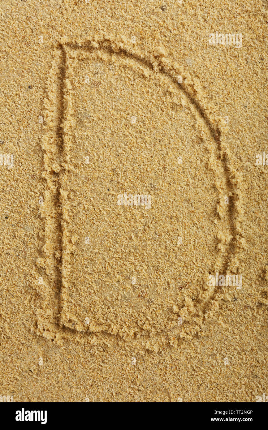 Alfabeto lettera scritta sul bagnato di sabbia sulla spiaggia Foto Stock