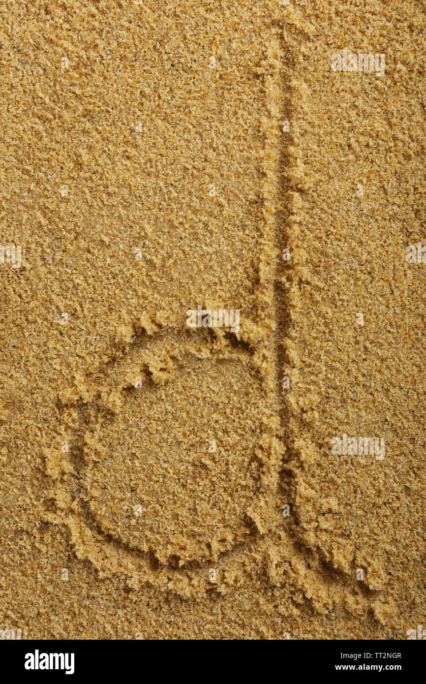 Alfabeto lettera scritta sul bagnato di sabbia sulla spiaggia Foto Stock
