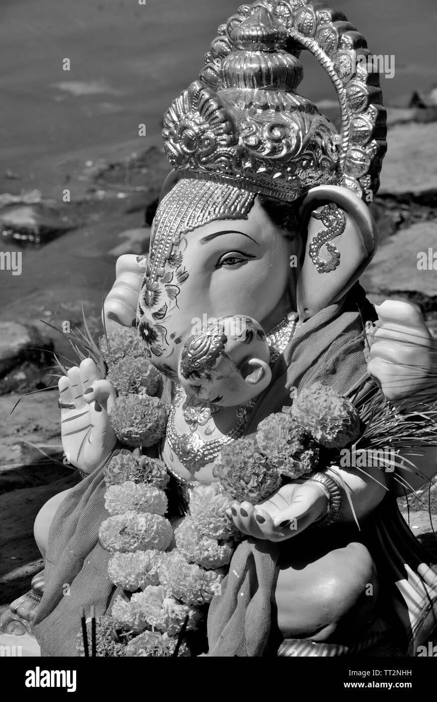 Immersione del Signore Ganesha (Ganapati Visarjan) presso la banca di fiume, Wai, Maharashtra, India Foto Stock