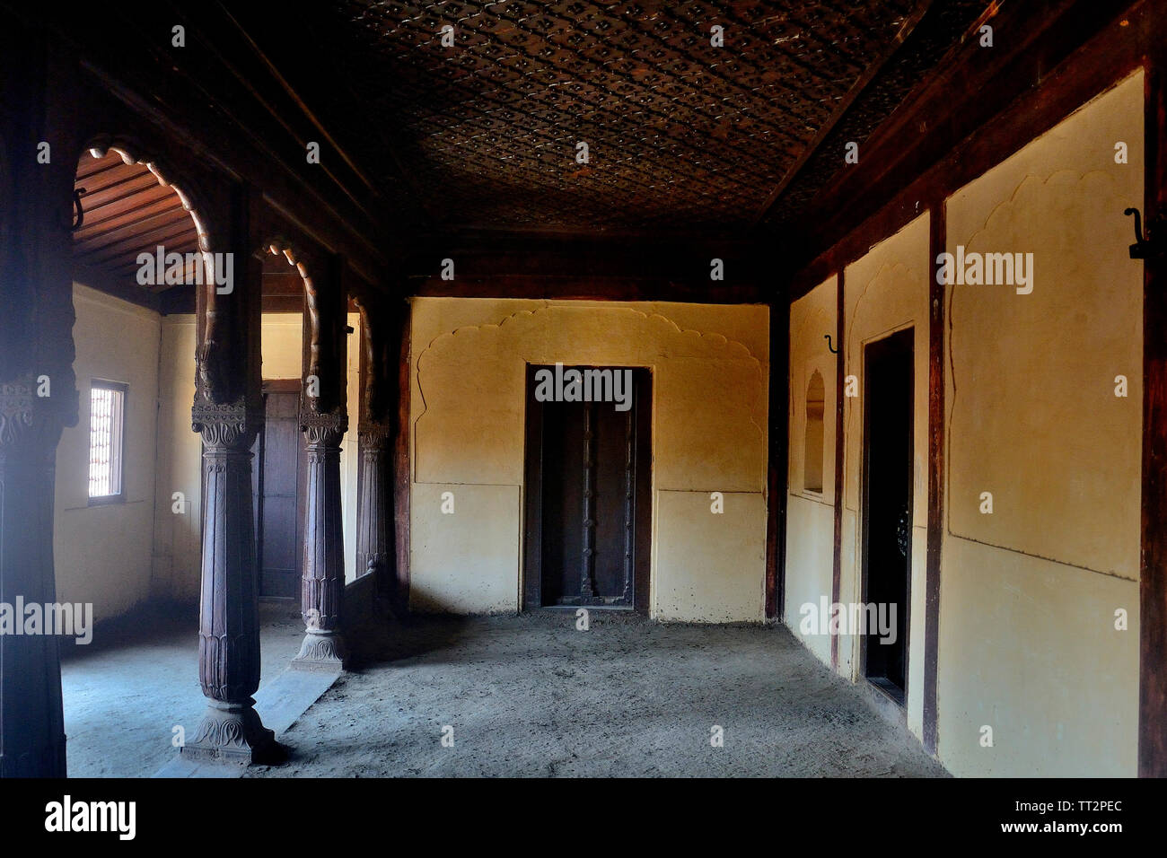 Vista interna di Nana Phadnavis Wada (palazzo), Menavali, vicino Wai, Maharashtra, India Foto Stock