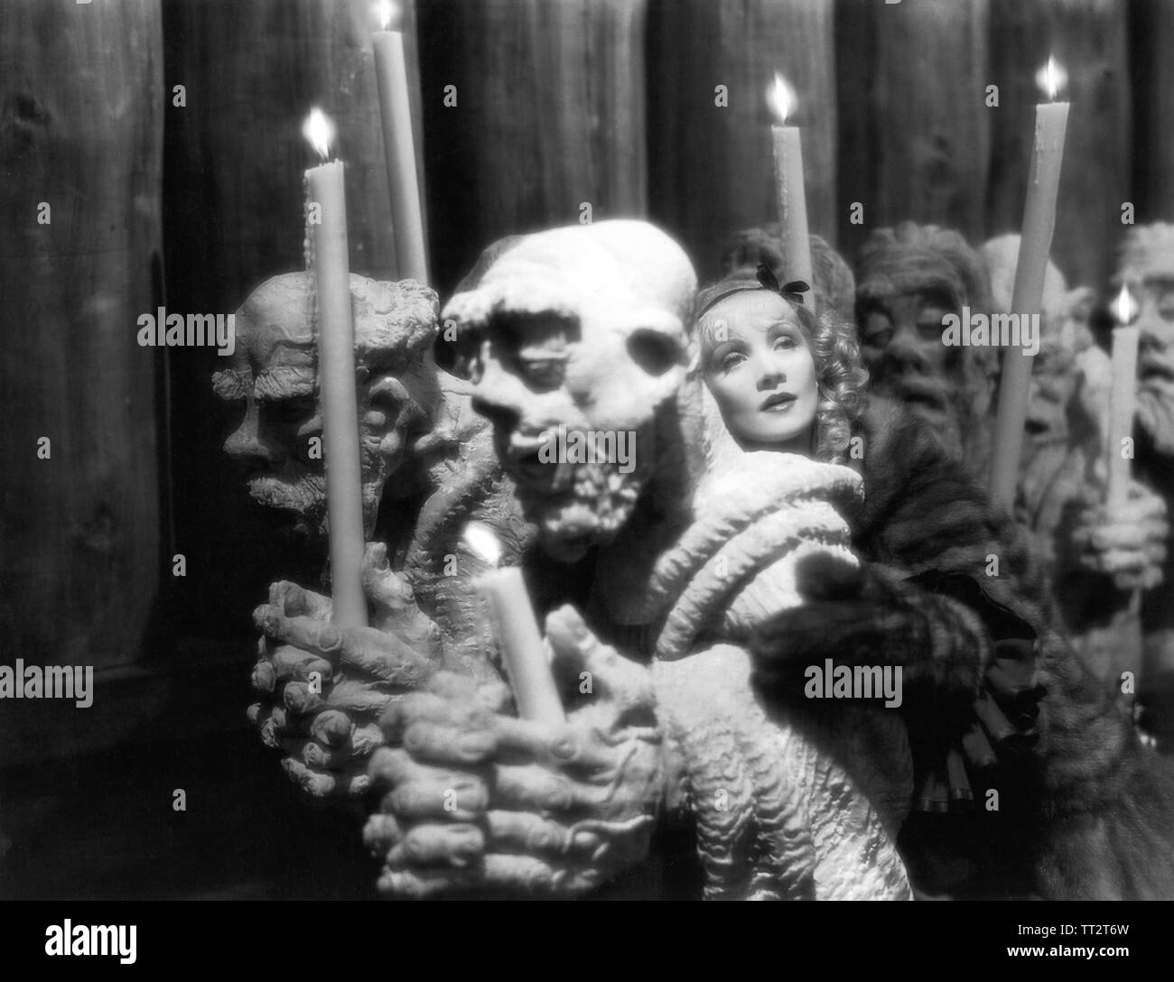 MARLENE DIETRICH come Caterina la Grande di Russia nell'Imperatrice