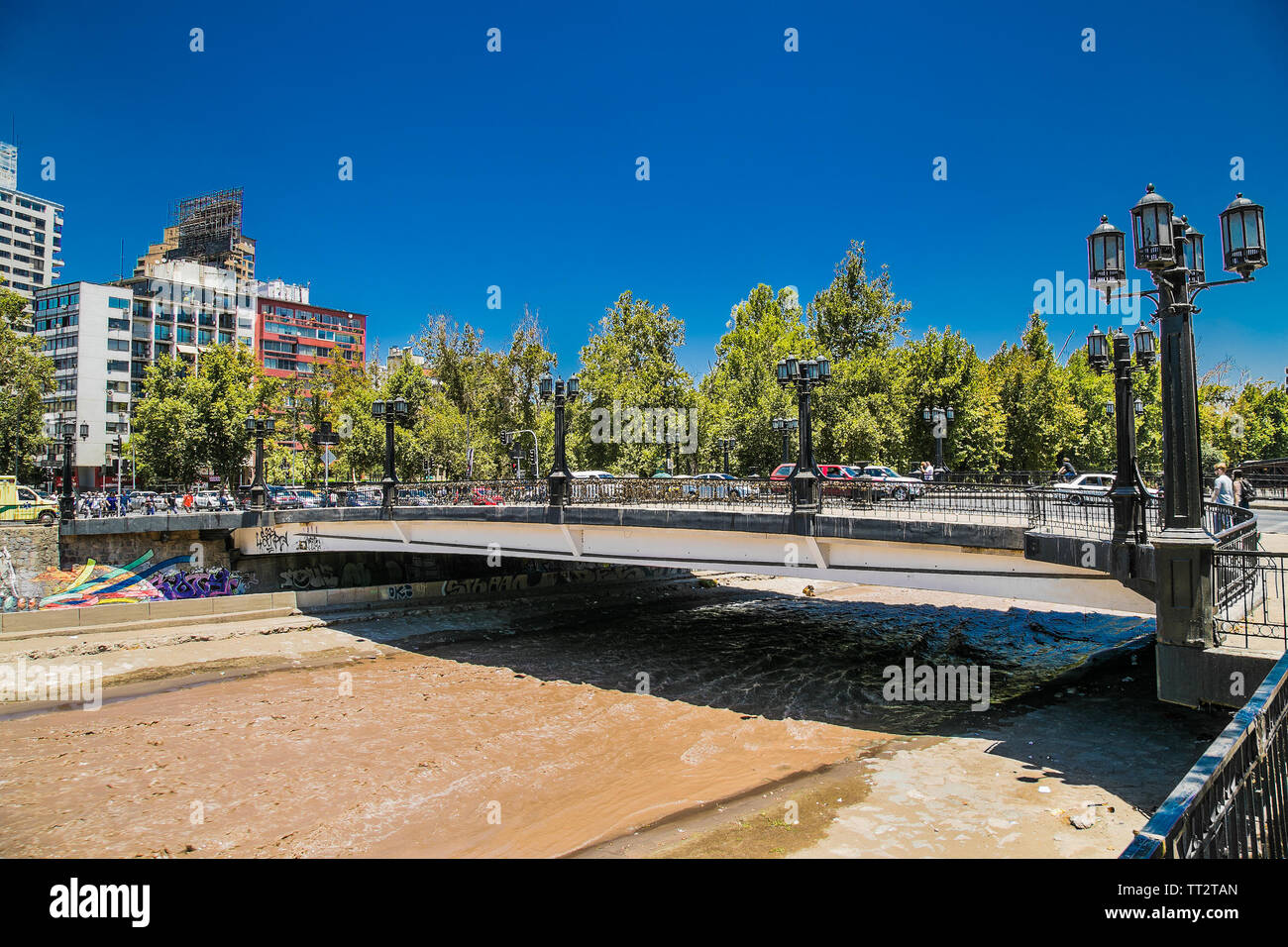 Santiago, Cile - 29 DIC 2018: vista sul ponte che attraversa il fiume Mapocho, nel centro di Santiago.Cile. Foto Stock