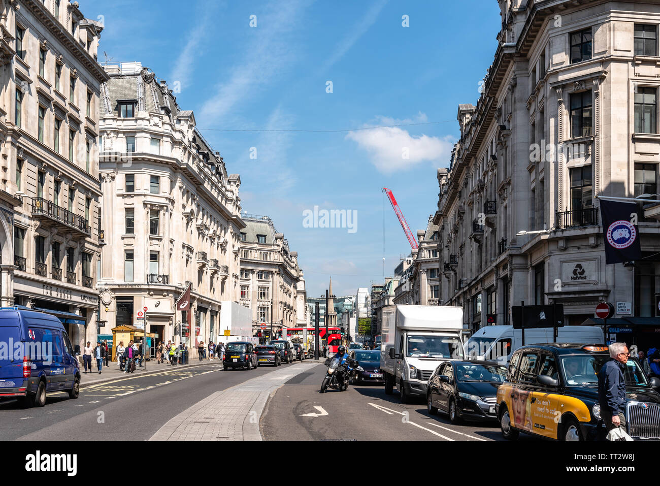 London, Regno Unito - 15 Maggio 2019: trafficata London street scene su Regent St. Regent Street è una delle strade principali nel West End di Londra famosa per la lu Foto Stock