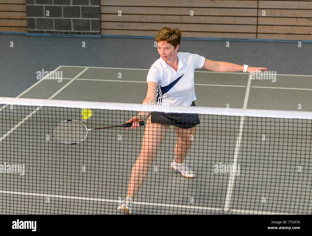 Badminton giochi di scena in sala sportiva, un sacco di sforzo e impegno nel corso di un intenso gioco Foto Stock