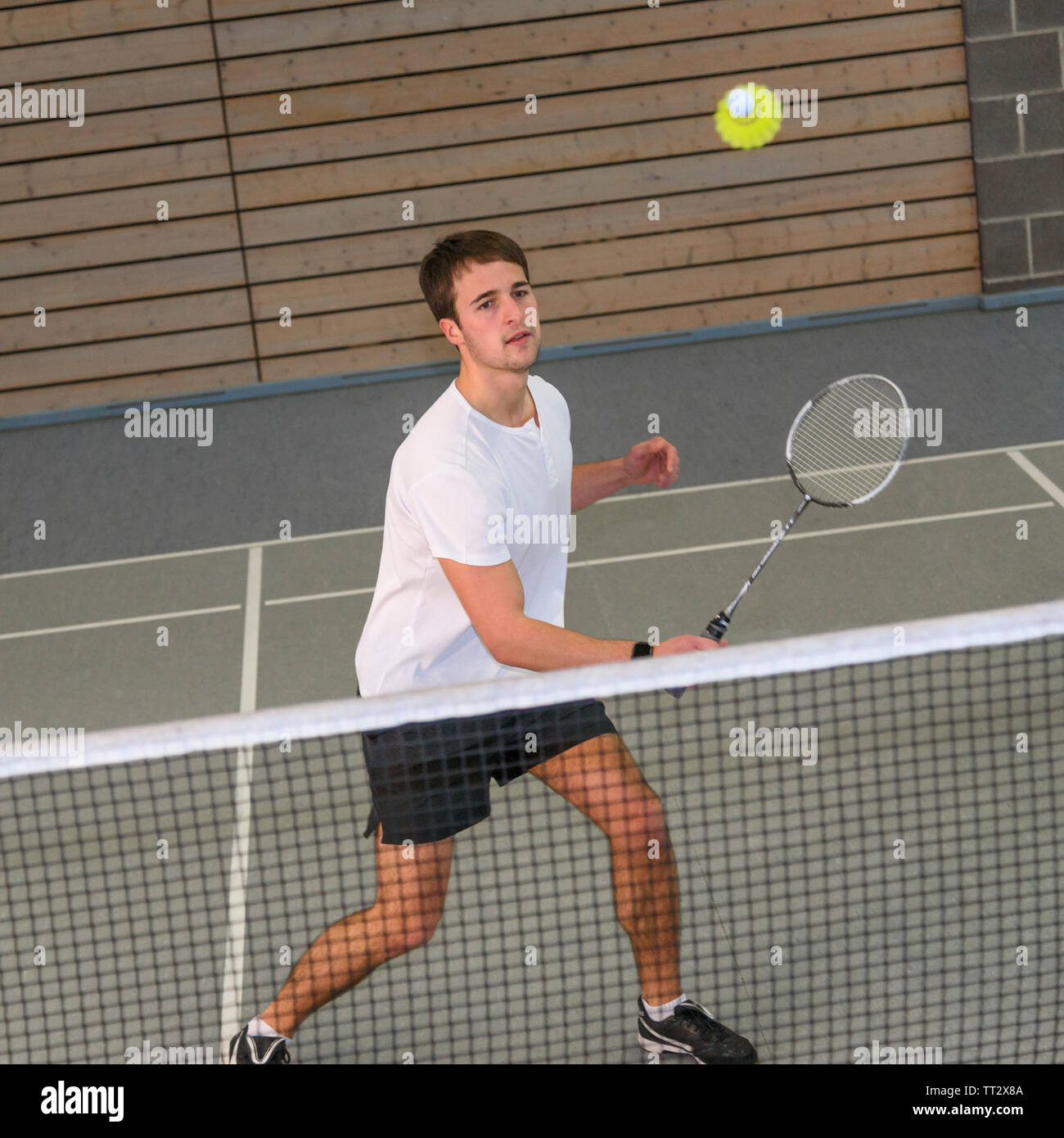 Badminton giochi di scena in sala sportiva, un sacco di sforzo e impegno nel corso di un intenso gioco Foto Stock
