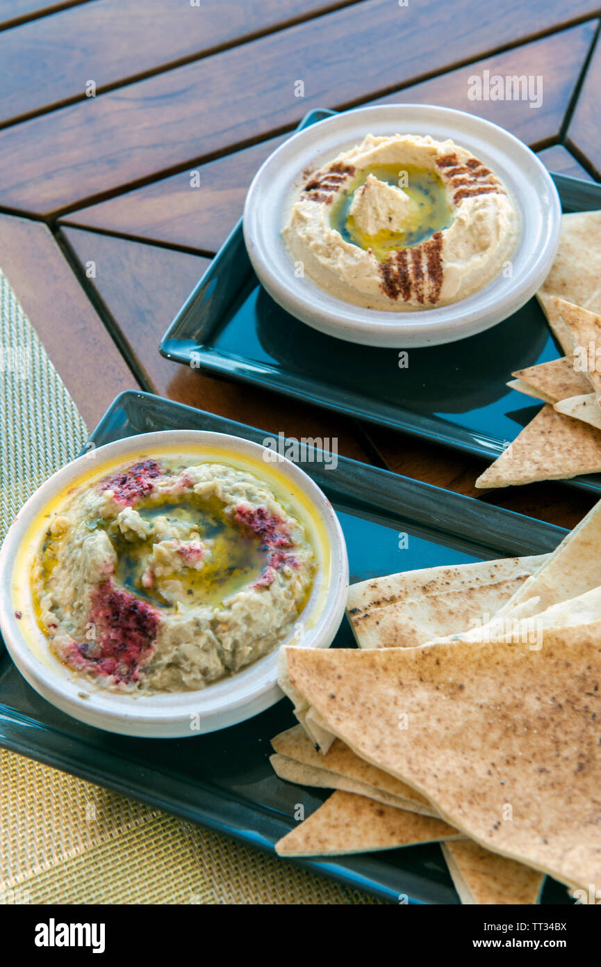 Hummus e mutabbal, melanzana dip, al ristorante Amwaj all'Anantara isole deserte su Sir Bani Yas, Emirati Arabi Uniti. Foto Stock