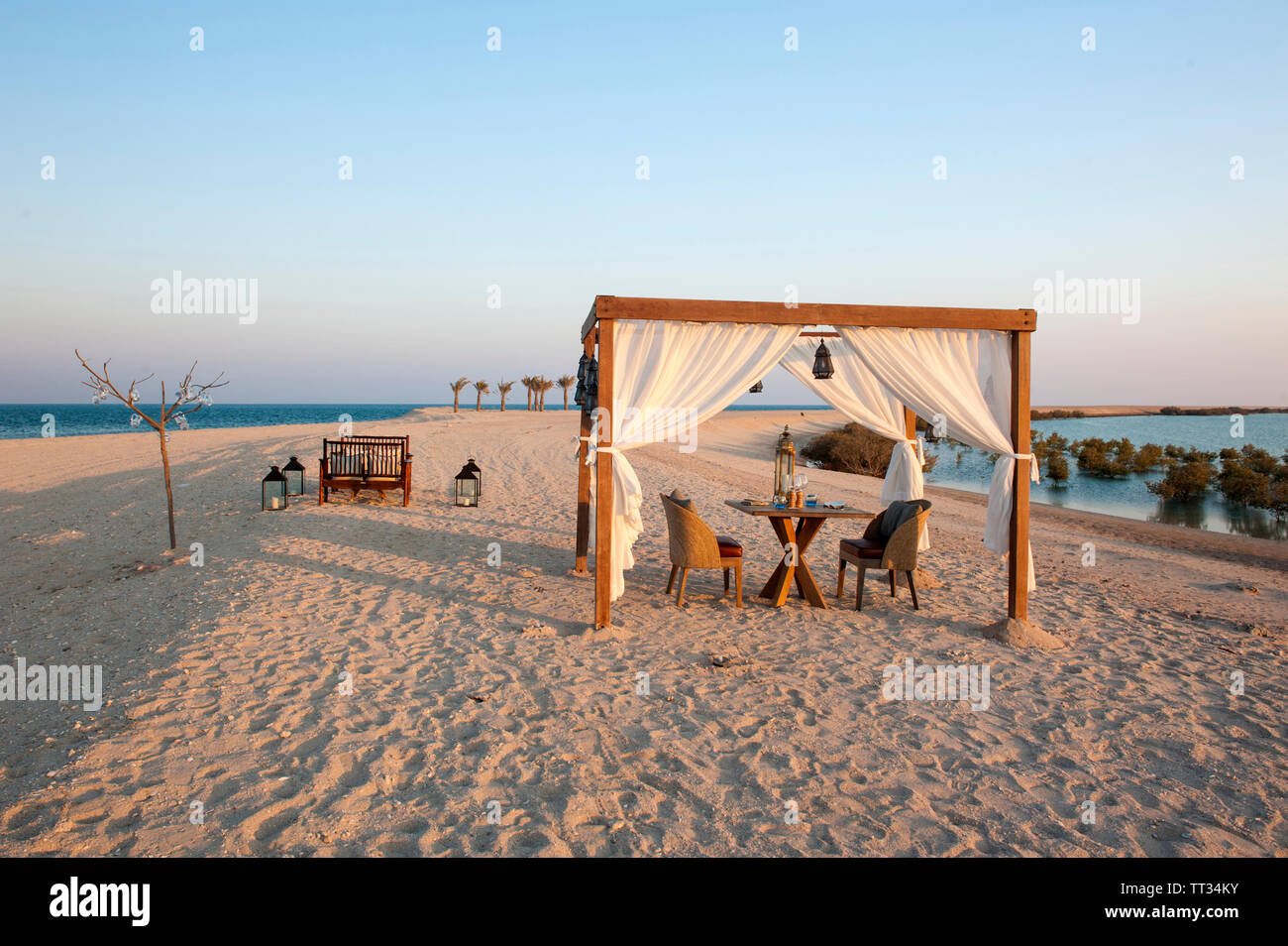 Sala da pranzo dal design e sale da pranzo private, all'Anantara Al Yamm Villa Resort su Sir Bani Yas, Emirati Arabi Uniti. Foto Stock