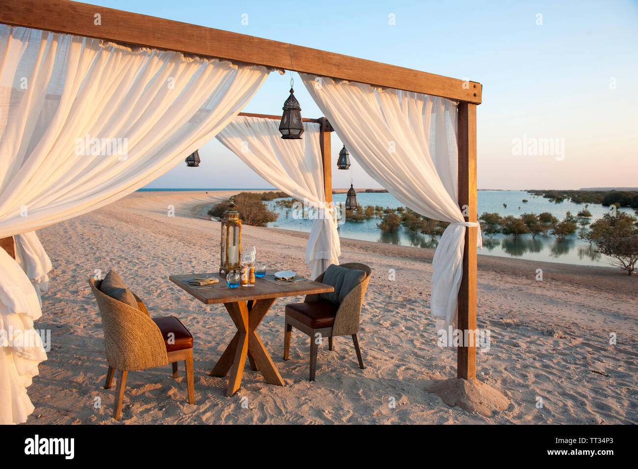 Sala da pranzo dal design e sale da pranzo private, all'Anantara Al Yamm Villa Resort su Sir Bani Yas, Emirati Arabi Uniti. Foto Stock