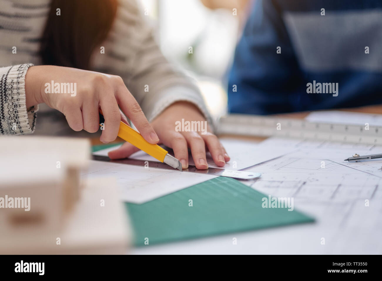 Un architetto di lavoro e il taglio di documenti di office Foto Stock