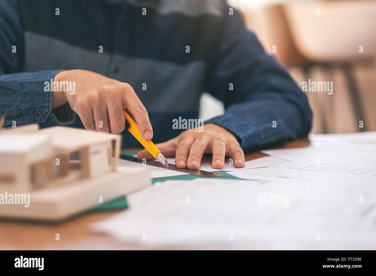 Un architetto di lavoro e il taglio di documenti di office Foto Stock