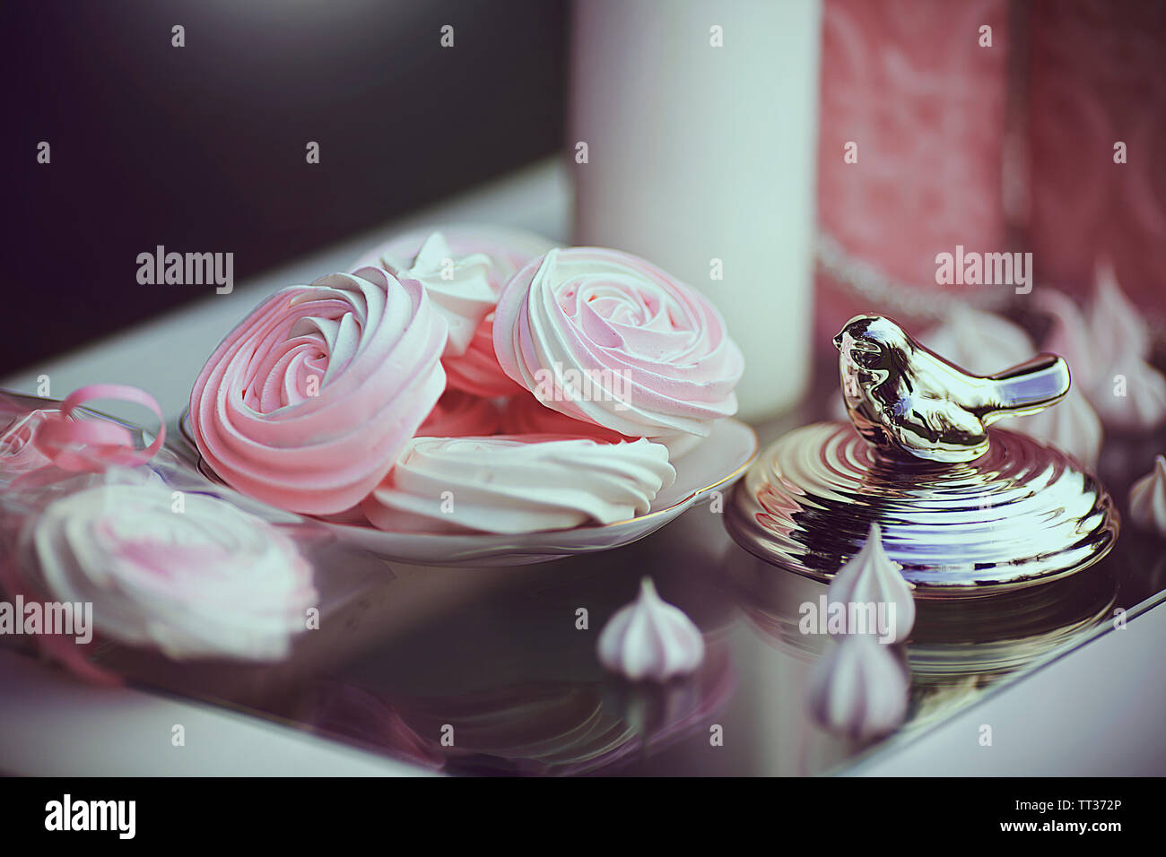 Tabella di dessert. Dolce romantico tavolo. Marshmallow e candele Foto Stock