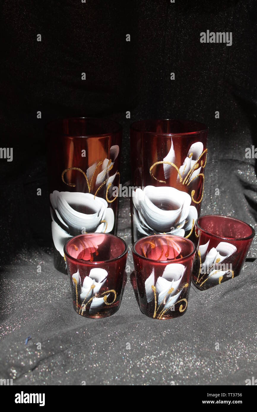 Cristallo Rosso bicchieri da vino con fiore bianco su per una romantica vacanza Foto Stock