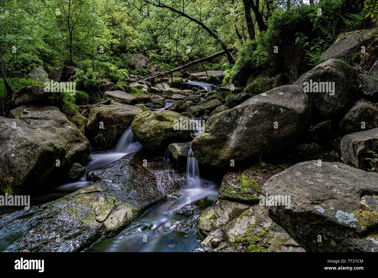 Una lunga esposizione di una cascata nel Derbyshire Foto Stock