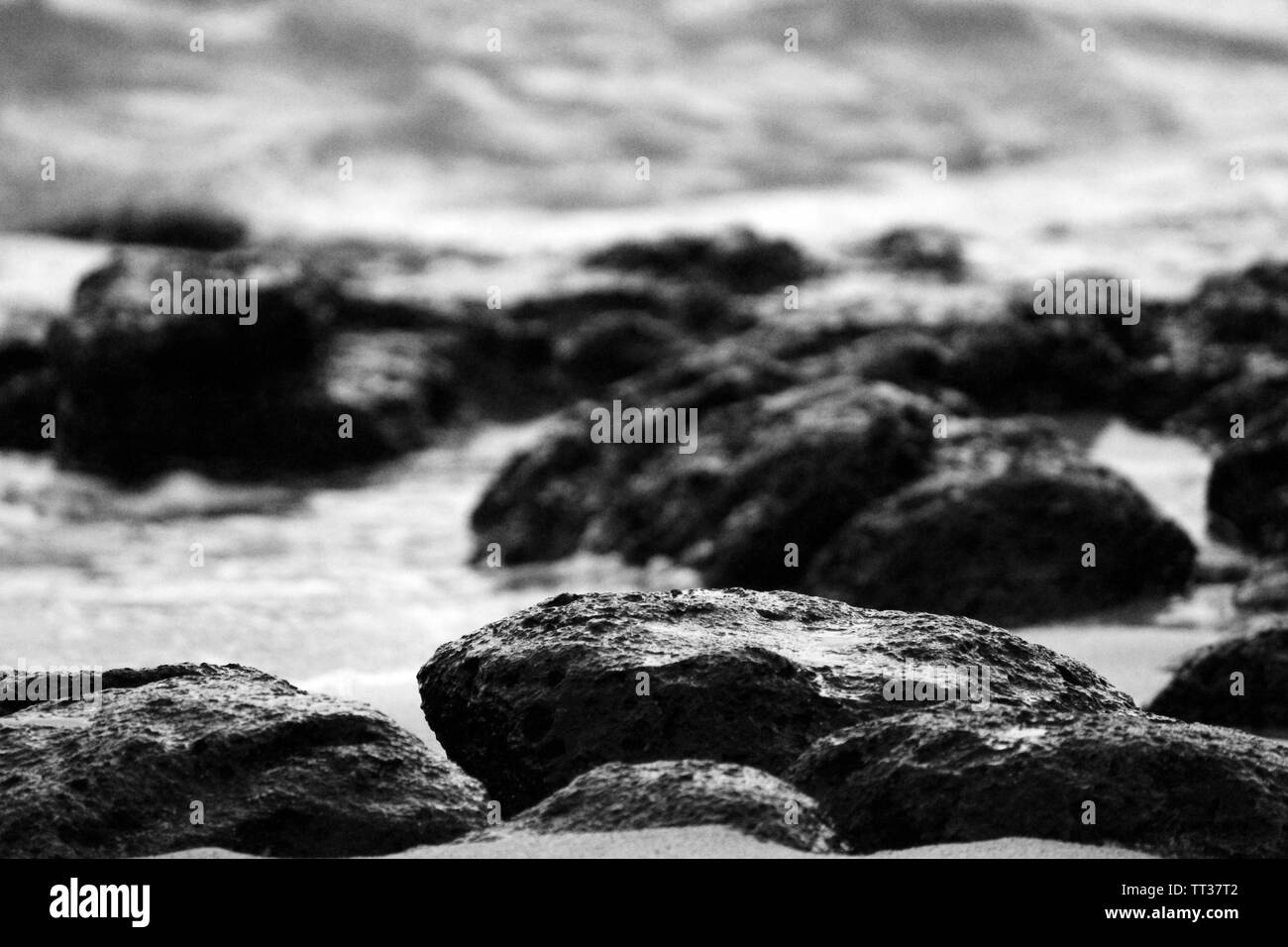 L'acqua che scorre su pietre in riva al mare in una spiaggia a Hawaii Foto Stock