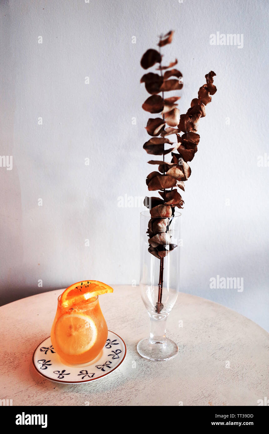 Succo di arancia vasetto in vetro shot su tavola in legno rustico. Foto Stock