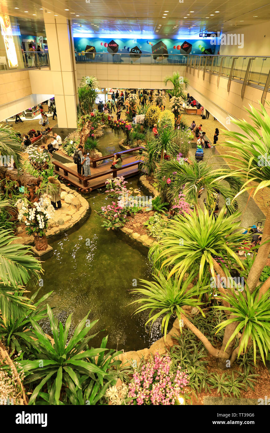 La sala partenze giardini e architettura del paesaggio all'interno di Singapore Changi International Airport, Singapore, Sud-est asiatico Foto Stock