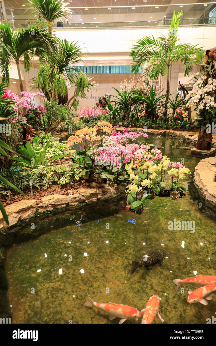 La sala partenze giardini e architettura del paesaggio all'interno di Singapore Changi International Airport, Singapore, Sud-est asiatico Foto Stock