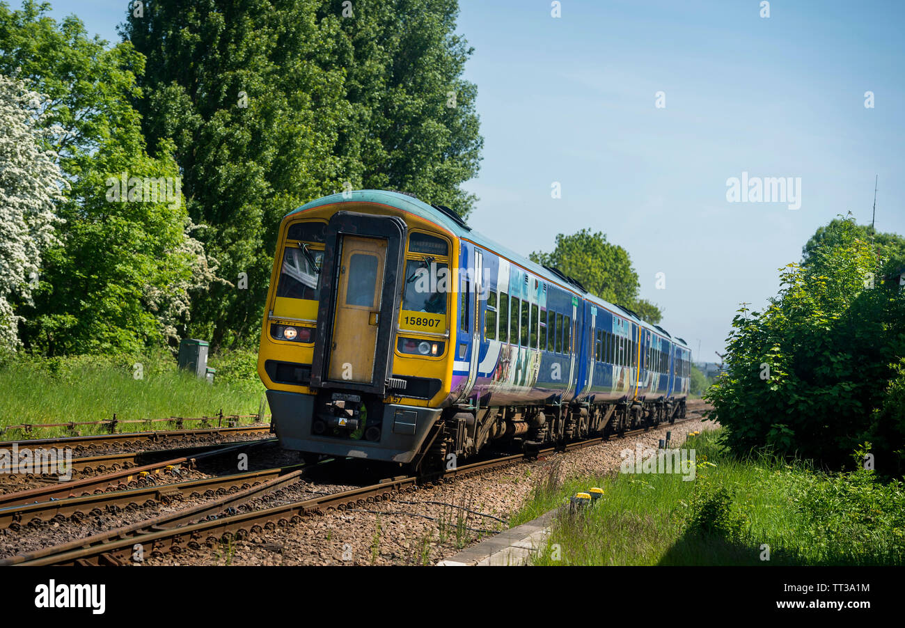 Una rampa settentrionale classe 158 treni passeggeri sul suo cammino a Sheffield, Regno Unito. Foto Stock