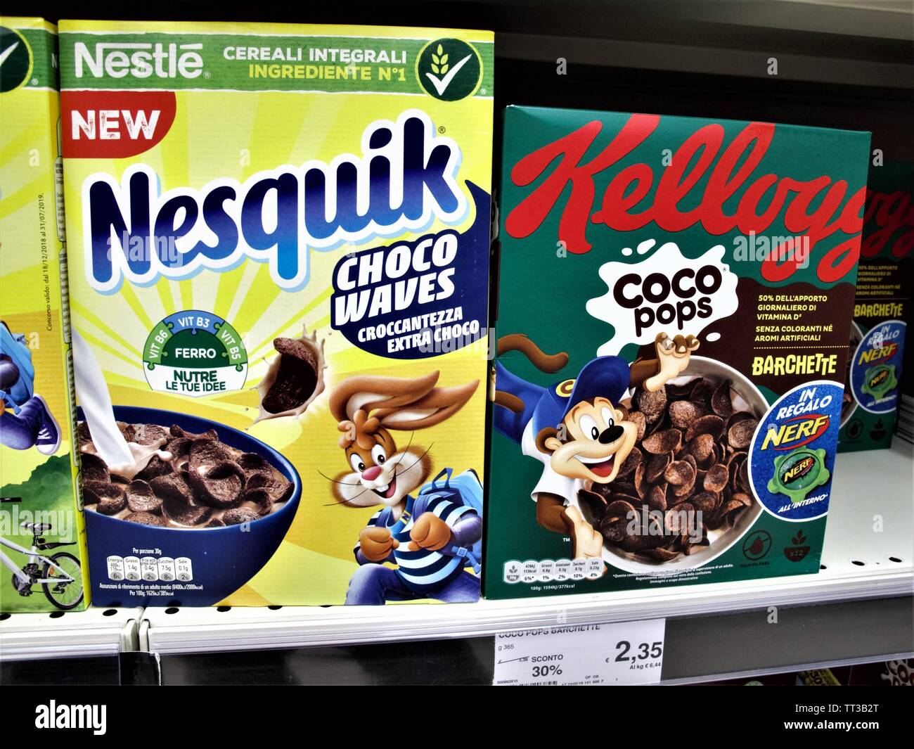 Scatole di Cereali di Nesquik Kelloggs e al supermercato Auchan a Roma Foto Stock