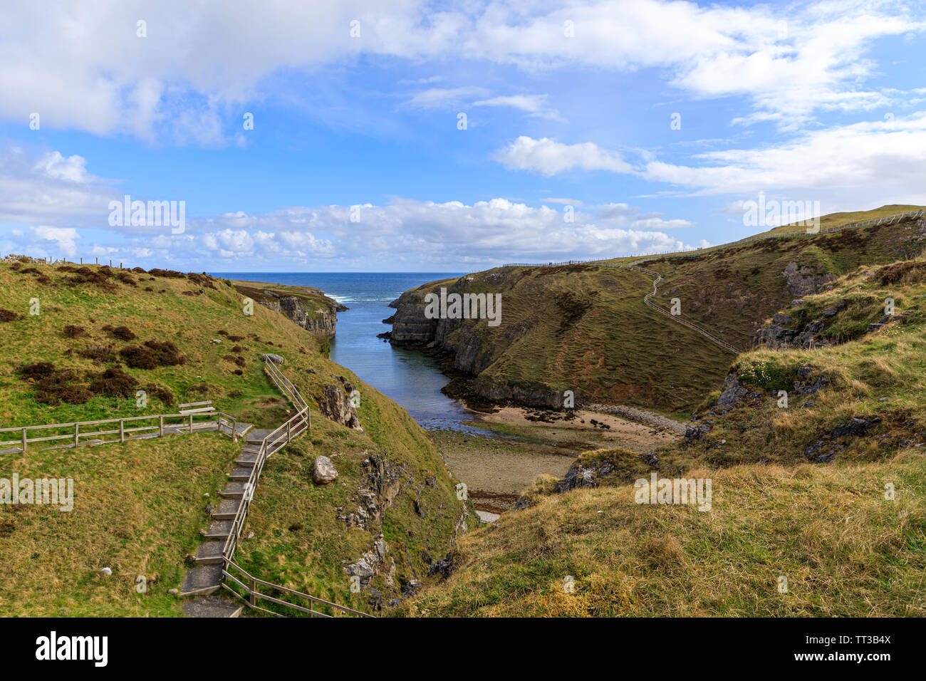 Passi verso il basso per l'ingresso della grotta Smoo. Smoo Cave è un combinato di zone costiere e grotta di acqua dolce in Durness, Sutherland, Scotland, Regno Unito Foto Stock