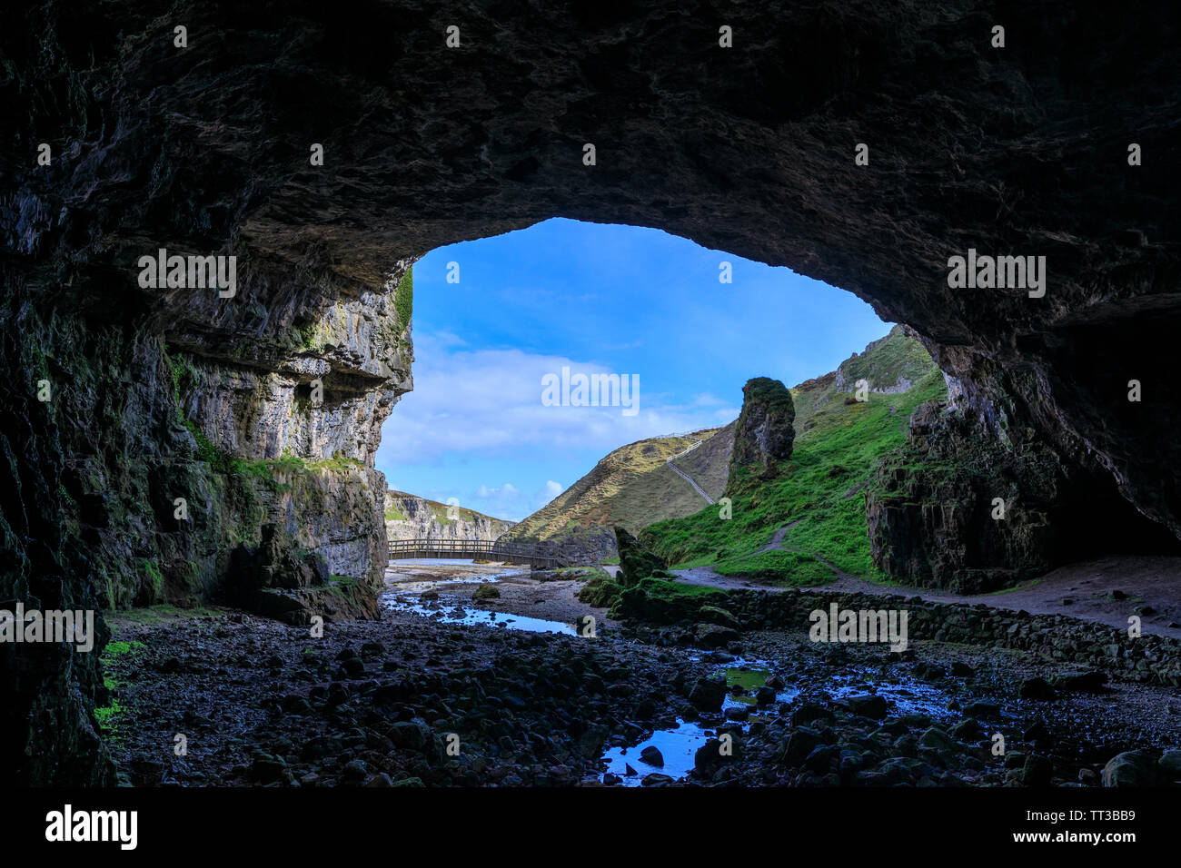 La vista dall'interno Smoo Cave al di fuori dell'entrata. Smoo Cave è un combinato di zone costiere e grotta di acqua dolce in Durness, Sutherland, Scotland, Regno Unito Foto Stock