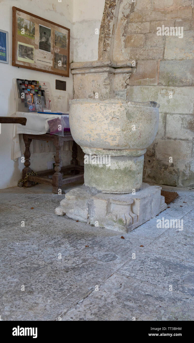 Interno della chiesa di San Leonardo, Sutton Veny, Wiltshire, Inghilterra, Regno Unito - Chiese conservazione fiducia Foto Stock