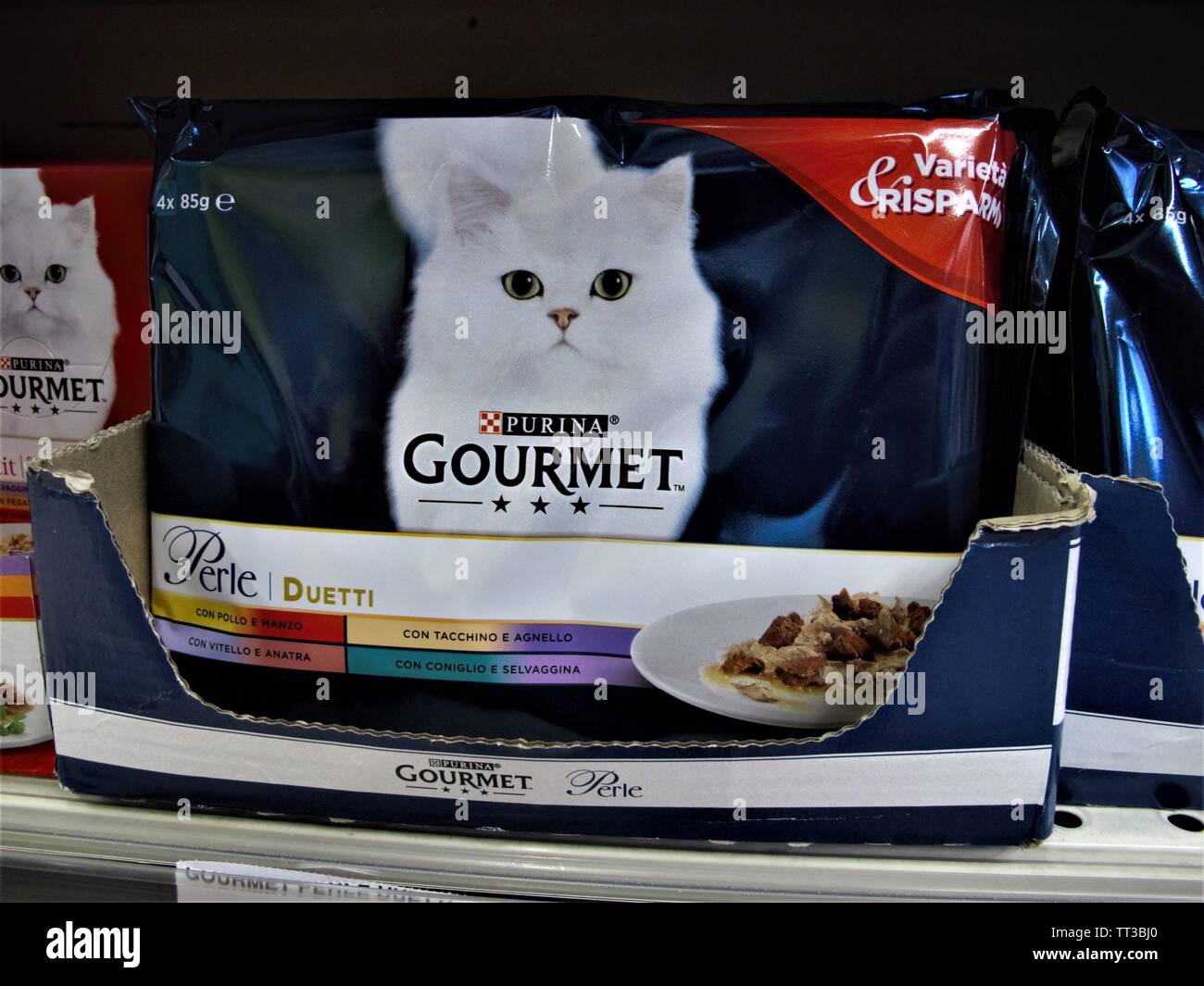 Scatolette di alimenti per gatti di Gourmet presso il supermercato Auchan a Roma Foto Stock