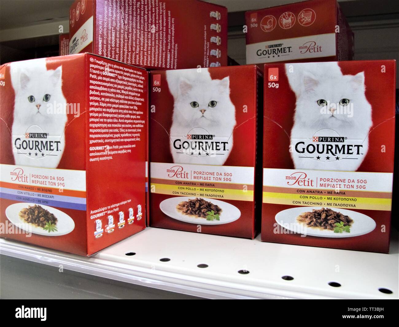Scatolette di alimenti per gatti Gourmet af al supermercato Auchan a Roma Foto Stock