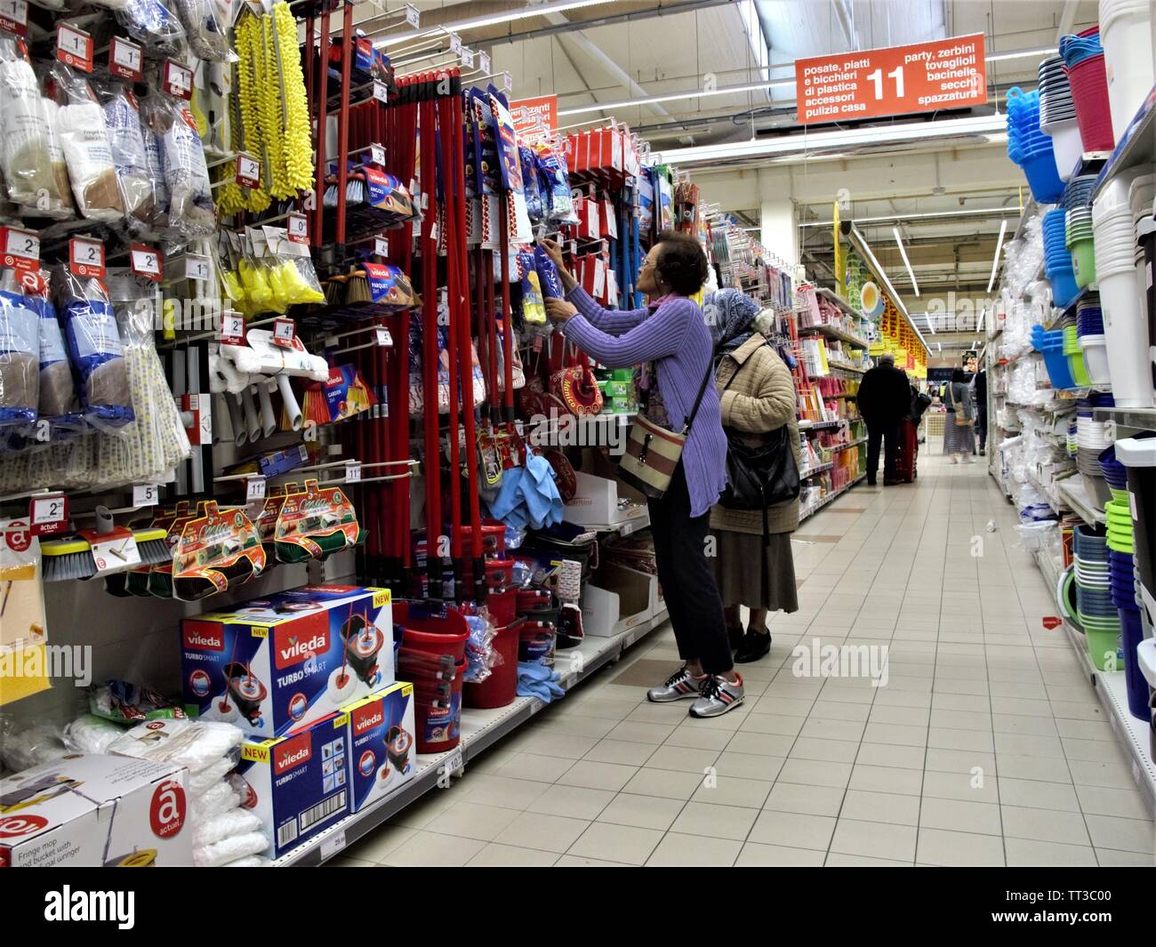 Le persone dentro al supermercato Auchan a Roma Foto stock - Alamy