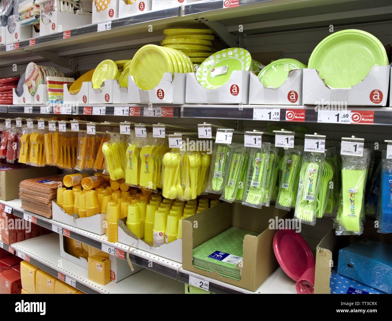 Piatti, bicchieri,e colorato con posate di plastica al supermercato Auchan a Roma Foto Stock