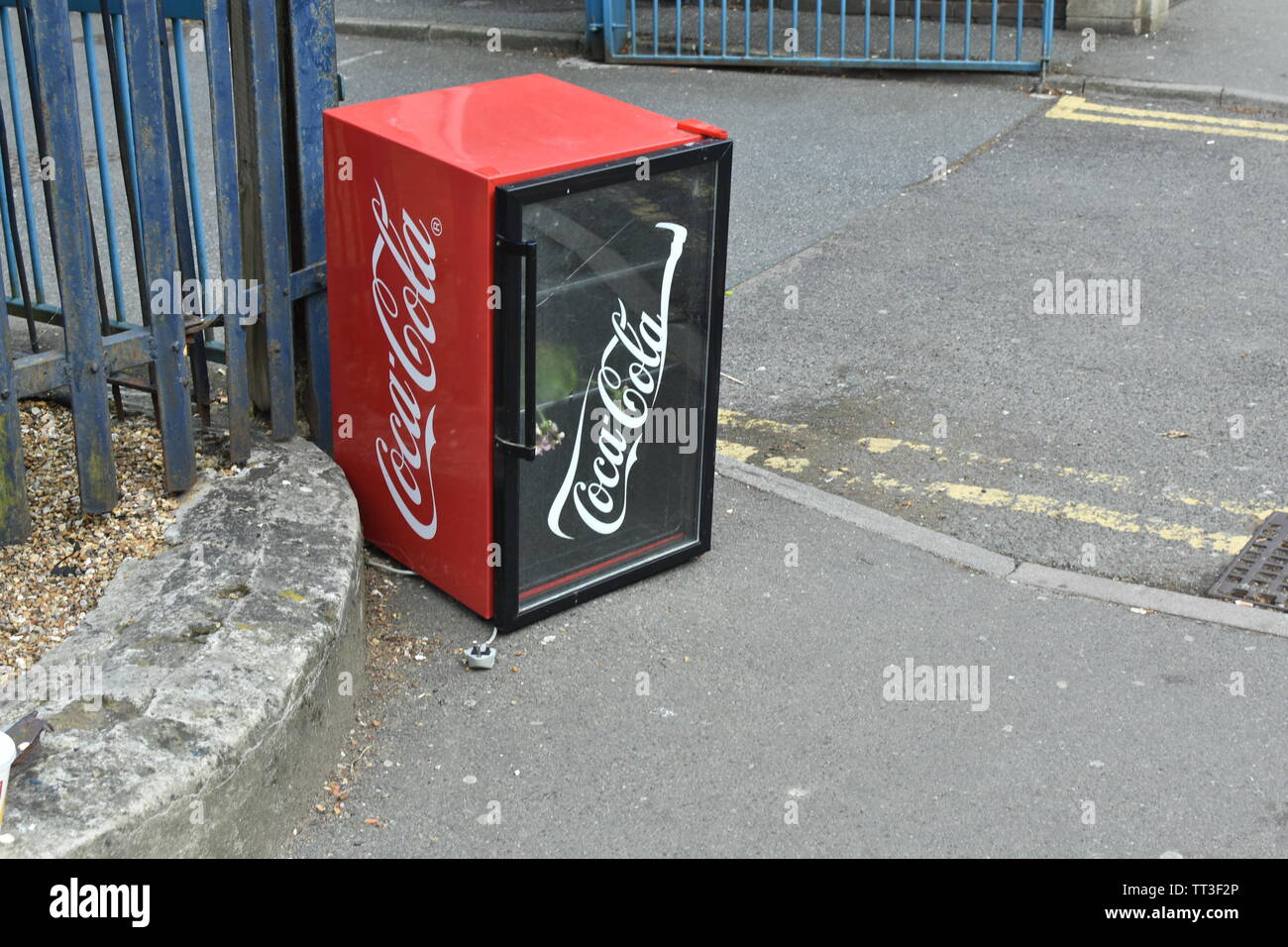 Ashford, una Coca Cola mini frigo fly-ribaltato a Ashford Highstreet Foto  stock - Alamy