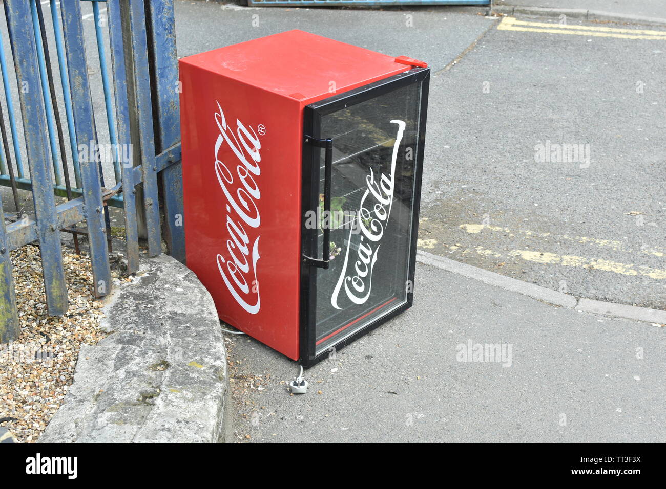 Ashford, una Coca Cola mini frigo fly-ribaltato a Ashford