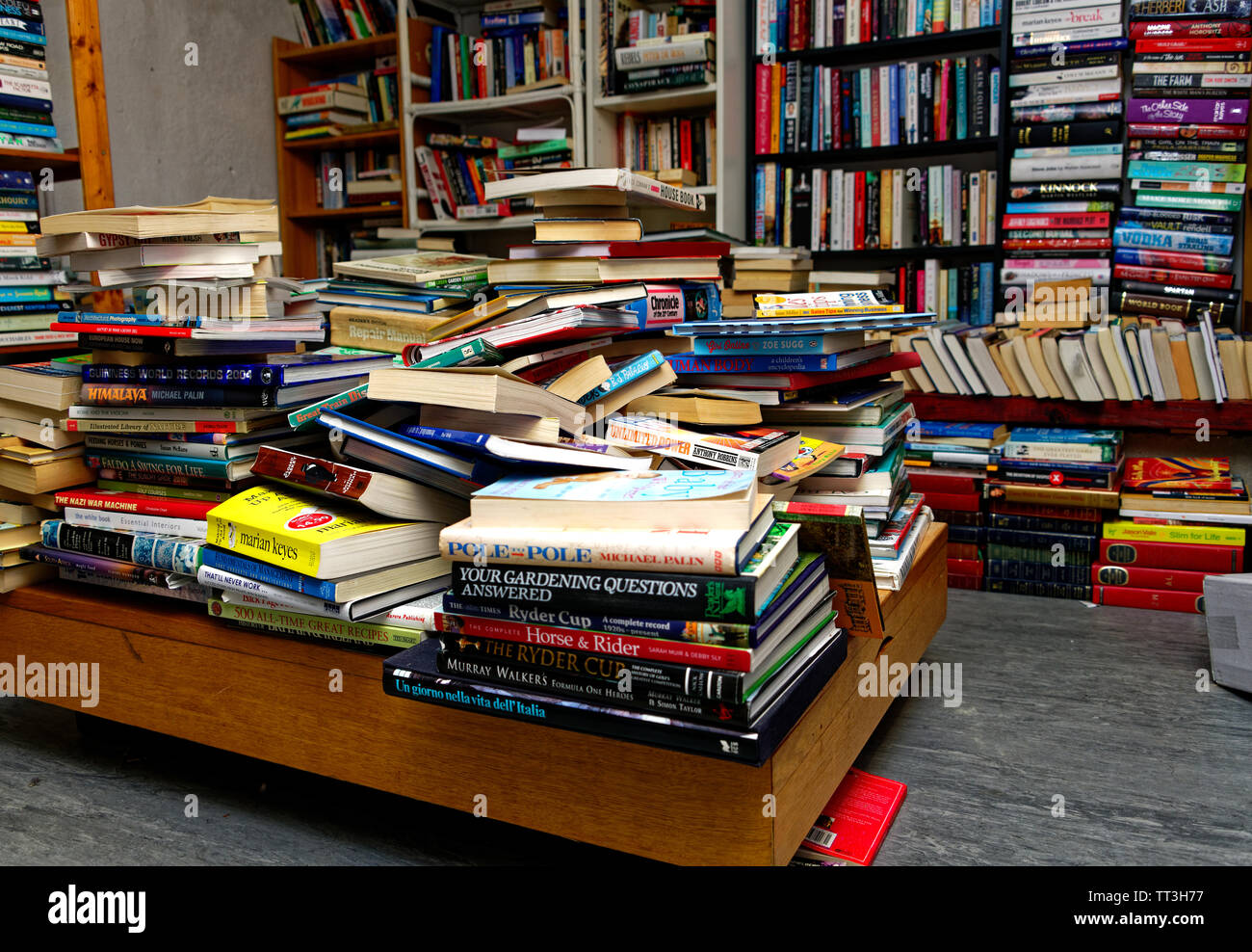 Righe di libri all'interno di Sue Ryder di seconda mano bookshop a Dublino, Irlanda Foto Stock