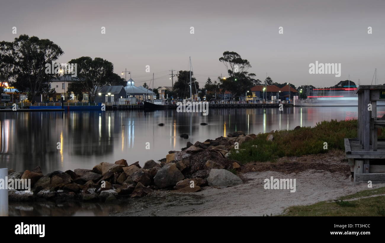 Esposizione a lungo fiume e nuoto in traghetto da Raymond isola per un piccolo villaggio Paynesville in Victoria, Australia Foto Stock