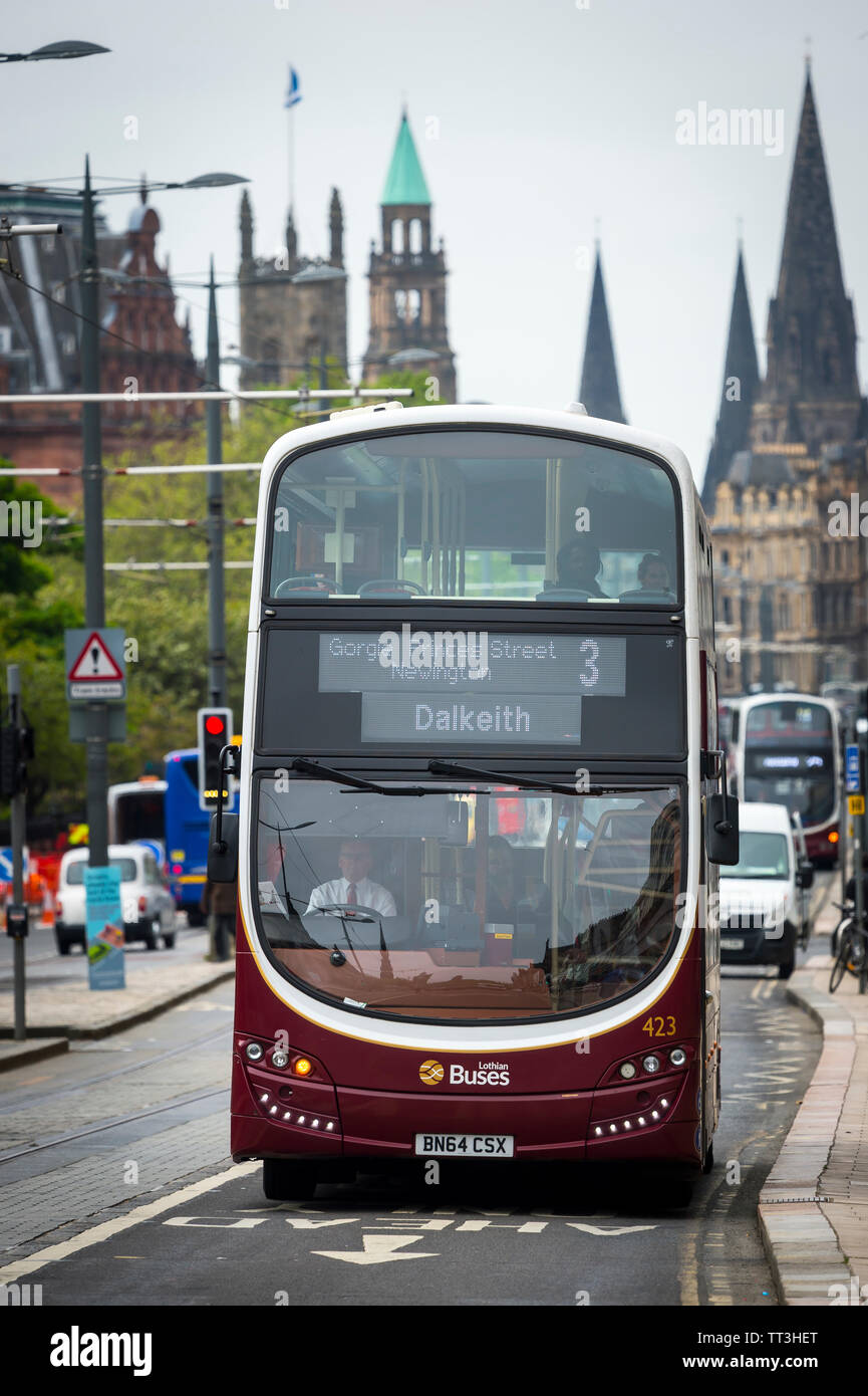 Autobus Lothian nel centro della città di Edimburgo in Scozia. Foto Stock