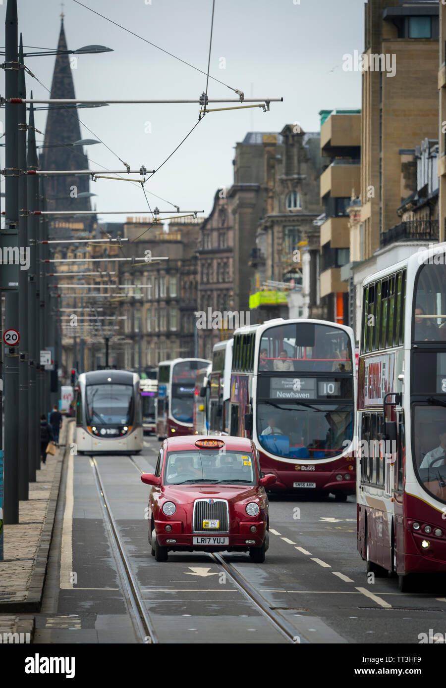 Gli autobus Lothian e un taxi fino al centro della città di Edimburgo in Scozia. Foto Stock