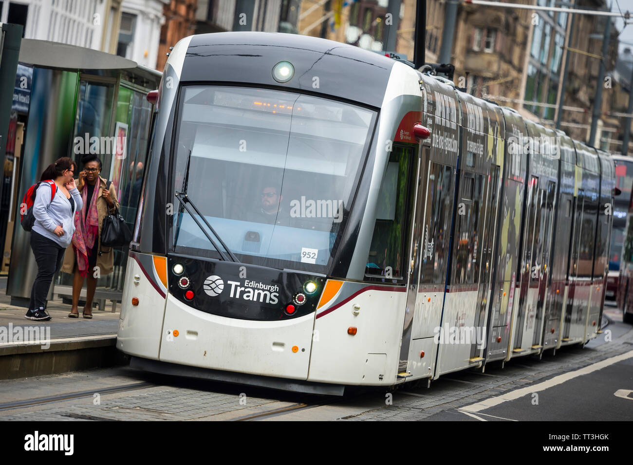 Il tram in attesa in una sosta nel centro della città di Edimburgo in Scozia. Foto Stock