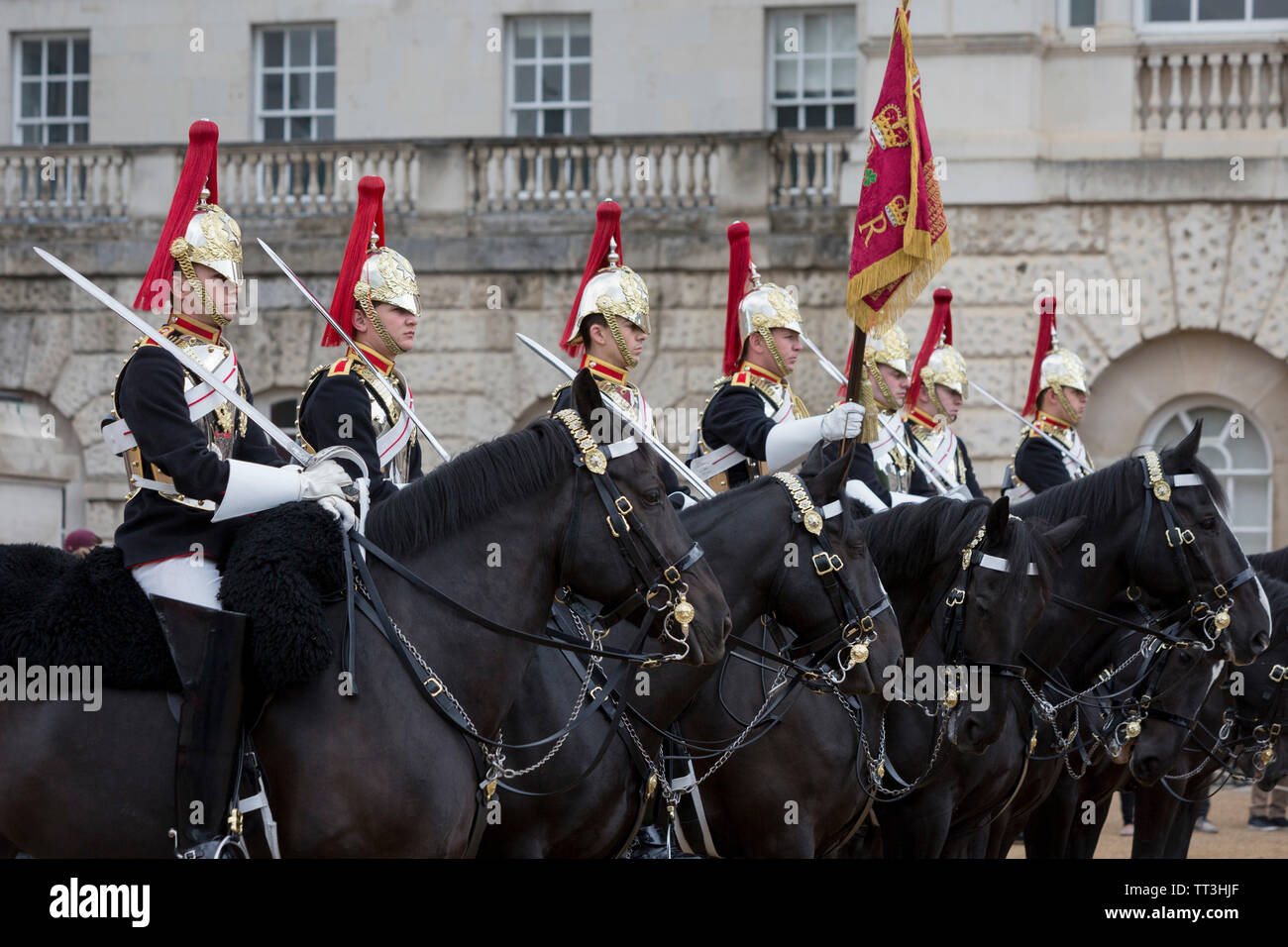 Membri del Blues e Royals (blu tuniche) cambiare la protezione con il Queen's Life Guard (rosso tuniche) durante il cerimoniale quotidiana nella sfilata delle Guardie a Cavallo, il 11 giugno 2019, a Londra, in Inghilterra. Vita delle guardie hanno di guardia a cavallo protezioni, l'ingresso ufficiale di St James e Buckingham Palace, dal momento che il ripristino del re Carlo II nel 1660. Foto Stock