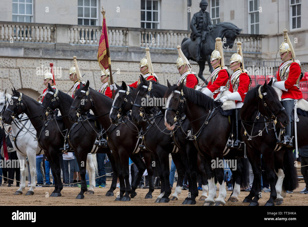 Membri della Regina della Guardia di vita (rosso) le tuniche e i Blues e Royals (blu tuniche) modificare la protezione durante il cerimoniale quotidiana nella sfilata delle Guardie a Cavallo, il 11 giugno 2019, a Londra, in Inghilterra. Vita delle guardie hanno di guardia a cavallo protezioni, l'ingresso ufficiale di St James e Buckingham Palace, dal momento che il ripristino del re Carlo II nel 1660. Foto Stock