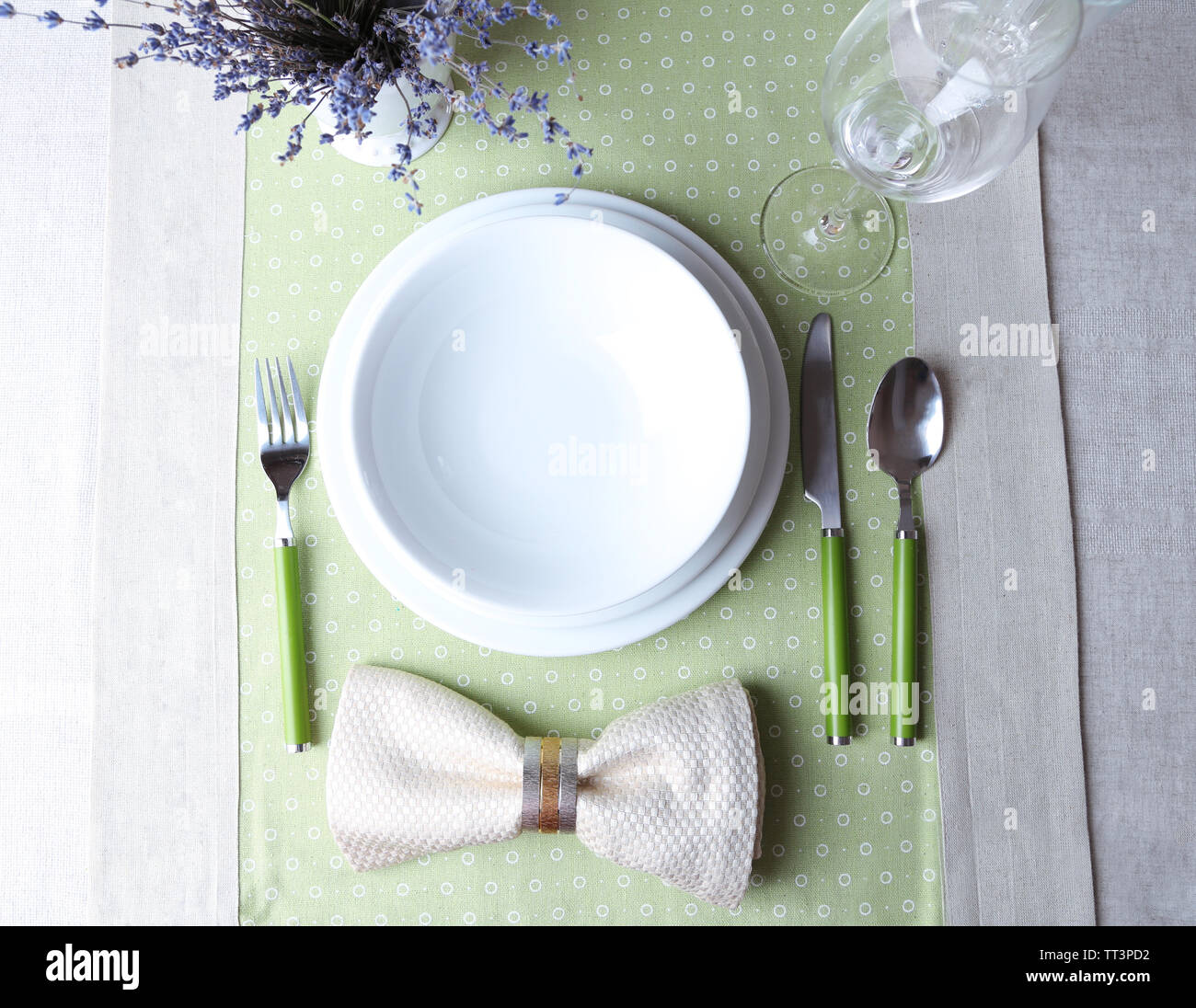 Tavolo da pranzo impostazione con fiori di lavanda su sfondo tabella Foto Stock