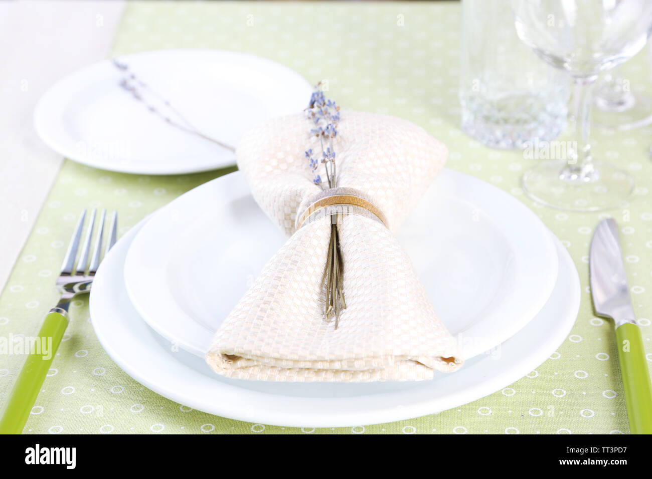 Tavolo da pranzo impostazione con fiori di lavanda su sfondo tabella Foto Stock