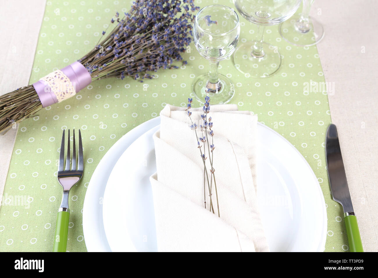 Tavolo da pranzo impostazione con fiori di lavanda su sfondo tabella Foto Stock