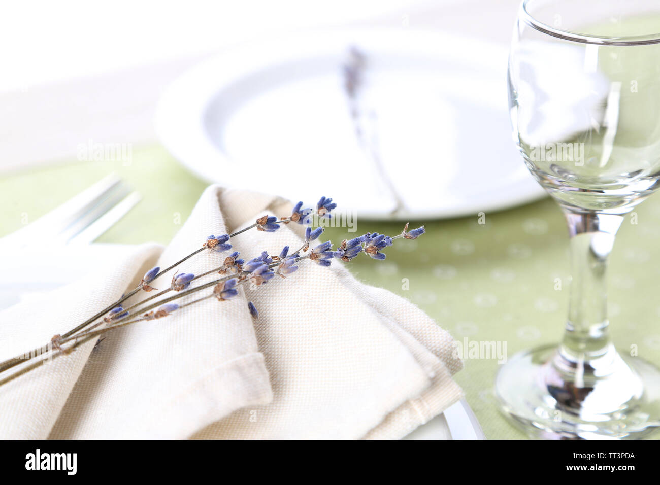 Tavolo da pranzo impostazione con fiori di lavanda su sfondo tabella Foto Stock